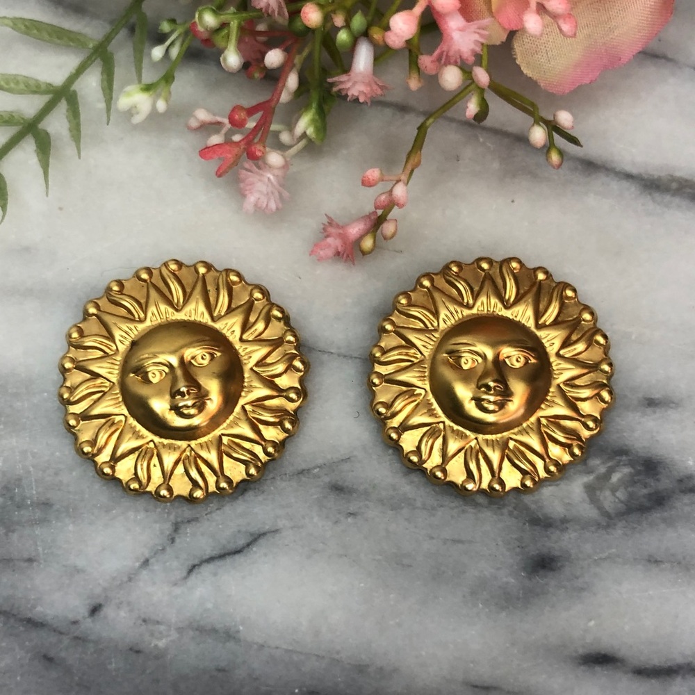 Vintage 90s Celestial Sunburst smiling sun matte gold tone pierced earrings - Picture 2 of 5